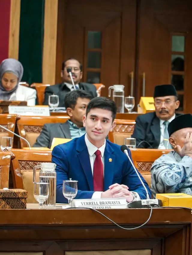 Verrell Bramasta, yang sebelumnya dikenal sebagai aktor ternama, kini membuktikan dirinya sebagai anggota Dewan Perwakilan Rakyat (DPR) RI yang penuh dedikasi.