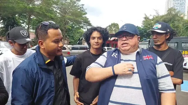 Tiktoker Vadel Badjideh, didampingi kuasa hukumnya, mendatangi Mapolres Jakarta Selatan untuk memantau perkembangan kasus dugaan pelecehan dan aborsi terhadap anak Nikita Mirzani, yang menyeret namanya.