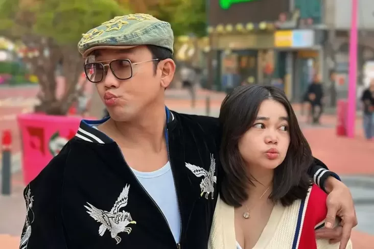 Denny Sumargo Rayakan Natal di Singapura Bersama Olivia Allan dan Putri Mereka